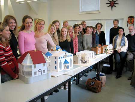 Students present six model synagogues to Arnold Oppler and Rachel Dohme